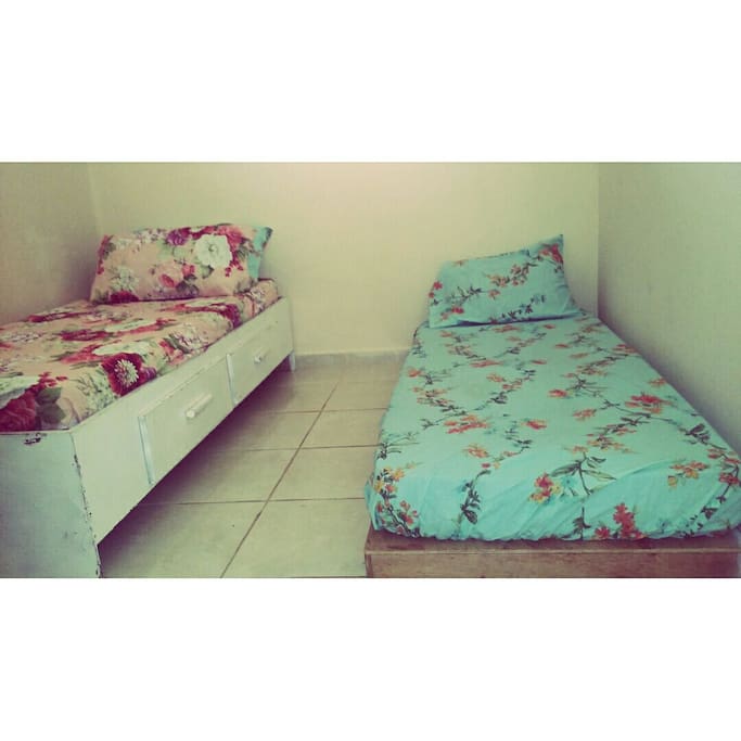 Quarto de solteiro com cama auxiliar // single room with auxiliary bed.