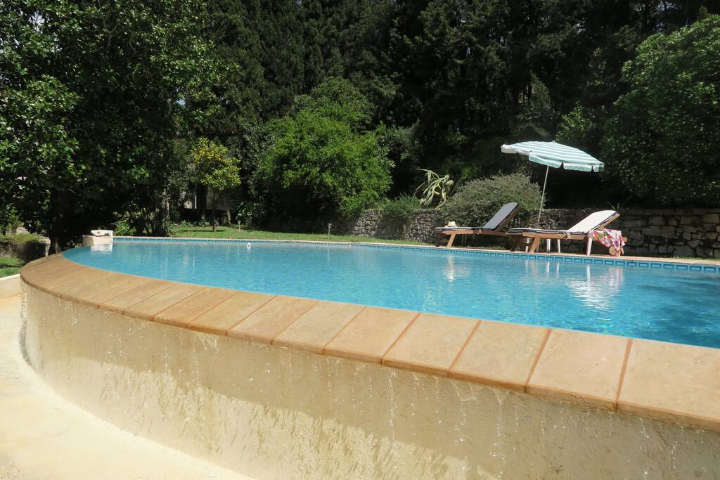 La piscine est dans un cadre de verdure...