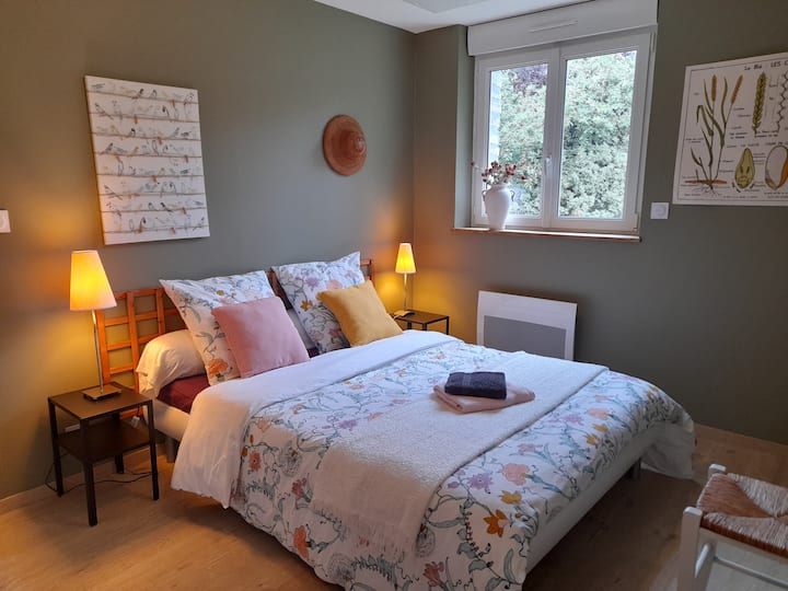 Slaapkamer 1. Natuur sfeer.
 Tweepersoonsbed 140/190 cm.
Raam met uitzicht op de tuin. Zonsopgang!
Rolluiken. 
