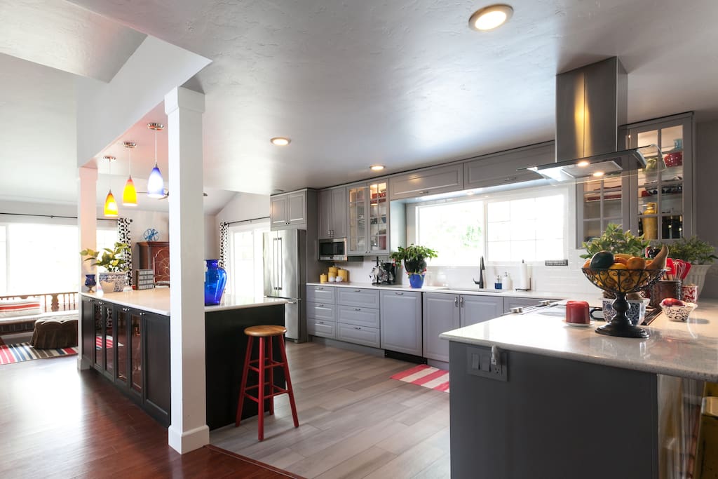 LARGE OPEN KITCHEN WITH BREAKFAST NOOK AND 2 LARGE ISLANDS (7 BARSTOOLS)
