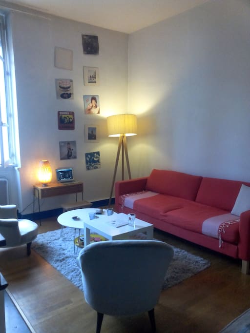 Depuis les premières photos, j'ai également acquis un canapé pour plus de confort dans la partie salon