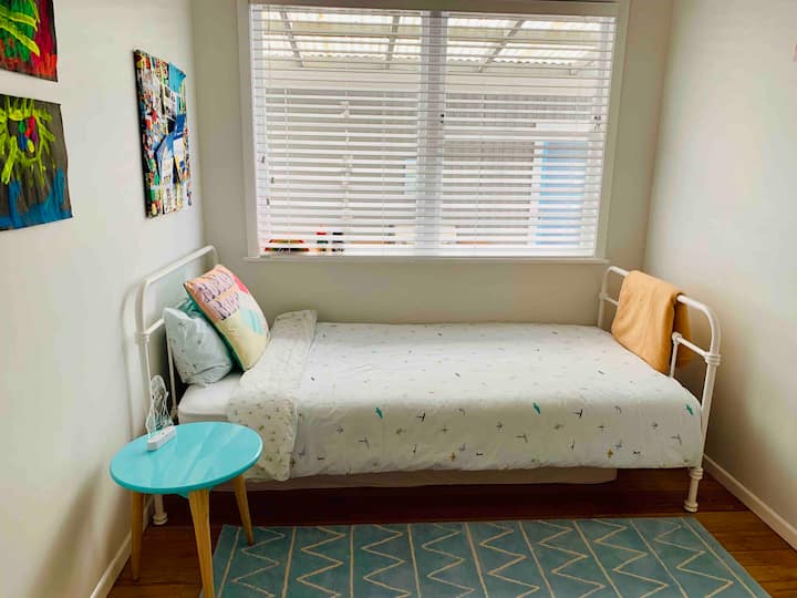 غرفة نوم واحدة - 1 سرير فردي كبير  + مرتبة أرضية إضافية 