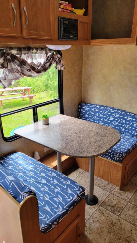 Cozy comfy camper 5 minutes from West Glacier.