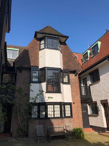 Stunning South Kensington Home across from the V&A gallery image 3