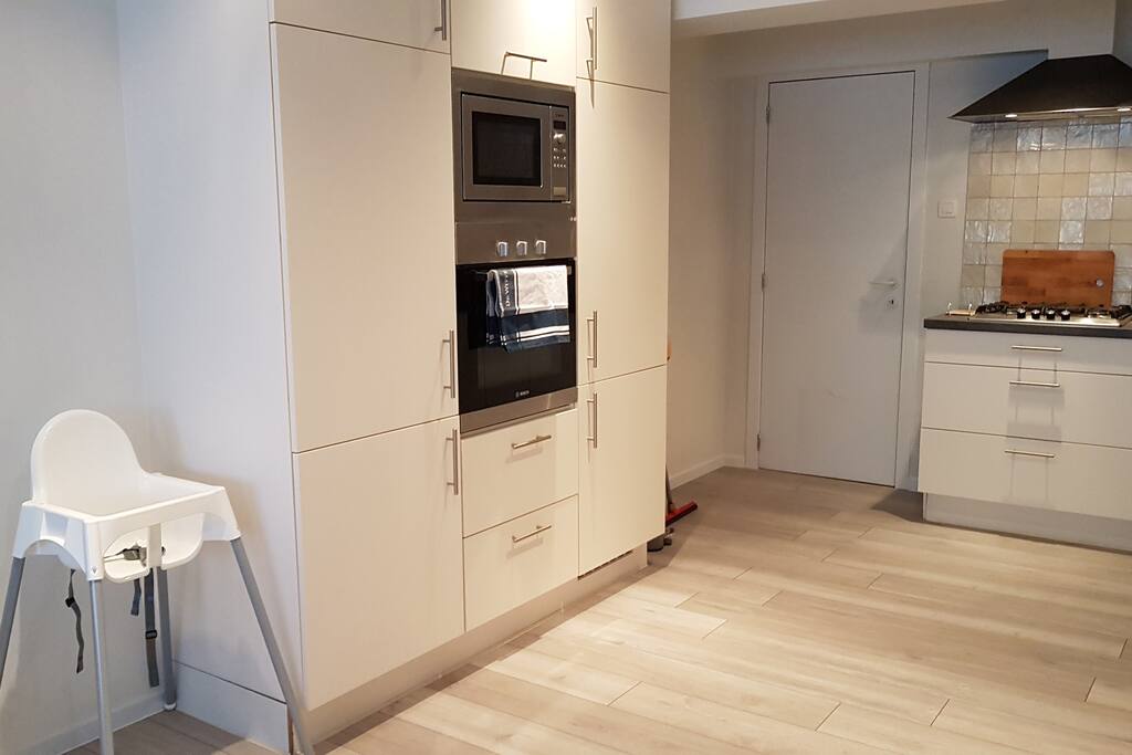Volledig nieuw ingerichte keuken met oven, microgolf, gasvuur en vaatwasser.