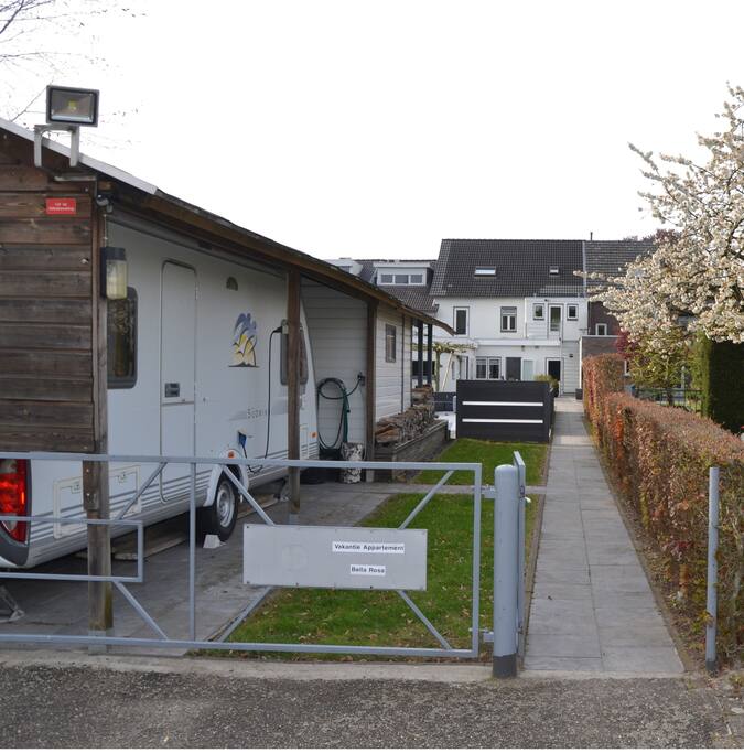 Ingang vanaf privé parkeerplaats