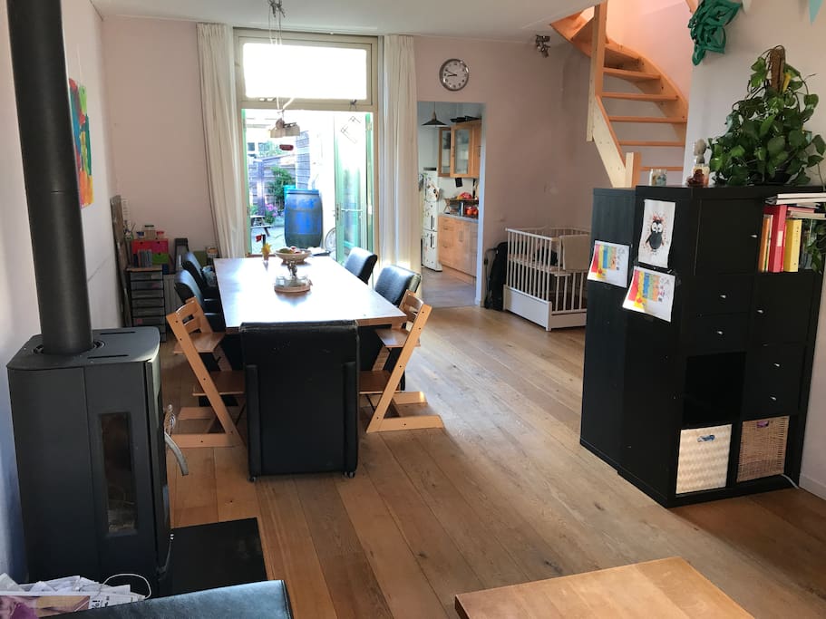 Woonkamer met houtkachel en openslaande deuren