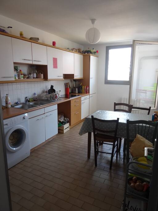 cuisine équipée avec accès au balcon