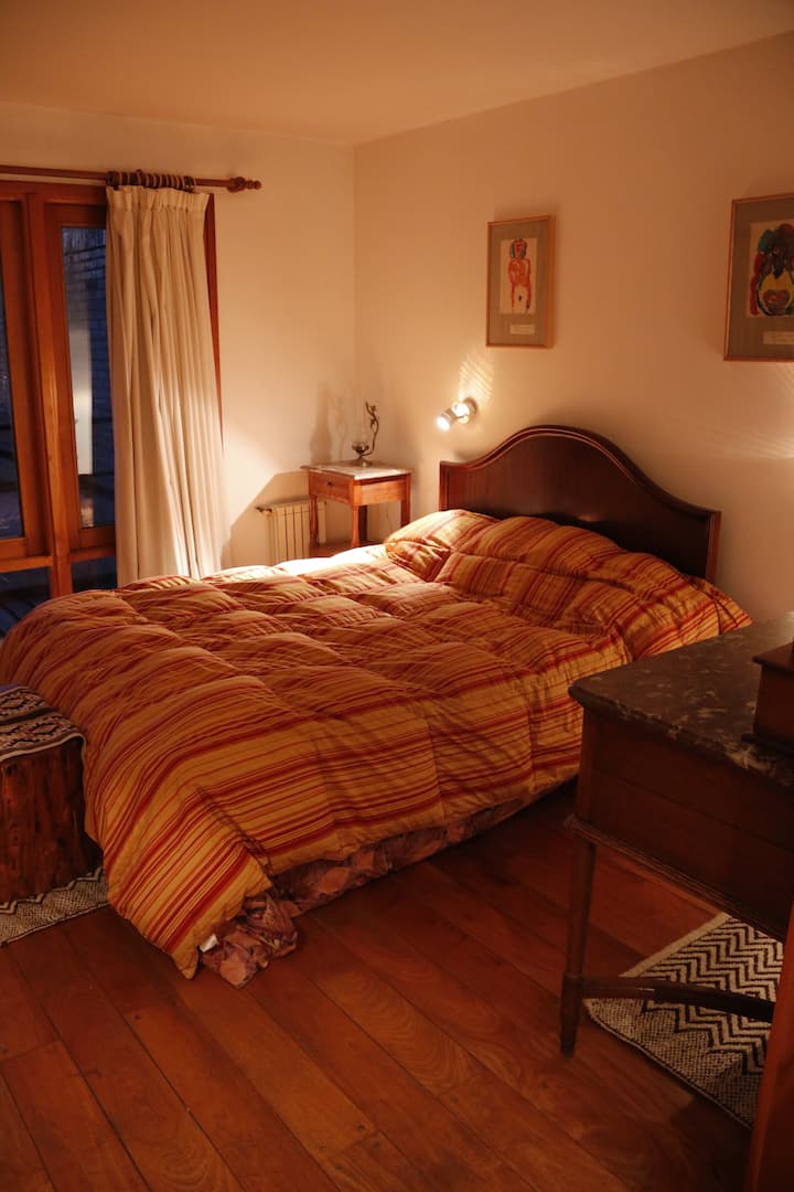 Hlavná spálňa v apartmáne.