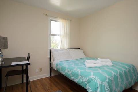 Private New York Room: Near Airport & Seattle (#2)
