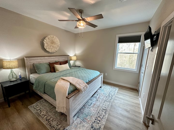 ห้องนอนใหญ่เตียงคิงไซส์ เครื่องเสียงทีวี (Hulu Live) ตู้เสื้อผ้าห้องน้ำส่วนตัว 