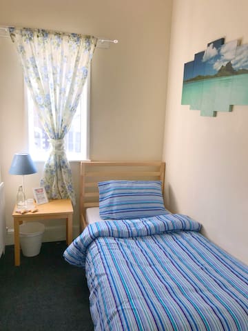 Cosy, low budget single room by the city centre