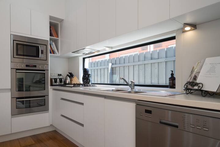 4BR Home, Top Family Area, Easy City Train Access gallery image 5