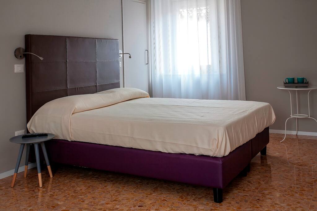 la spaziosa camera da letto