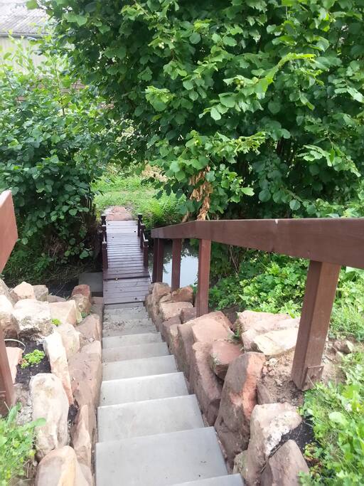 Zugang vom Garten über Brücke direkt zu Altstadt(300m), Freibad (200m), Schlosspark und Reiterhof Schlossmühle