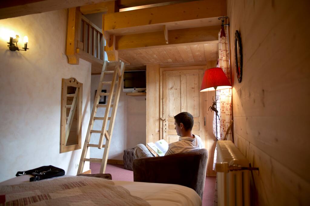 Accès mezzanine par une échelle