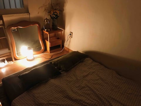 “화성행궁 성곽길 느티나무 보호수 앞” 탐험가와 일러스트레이터 커플의 마을 독립다큐연구소