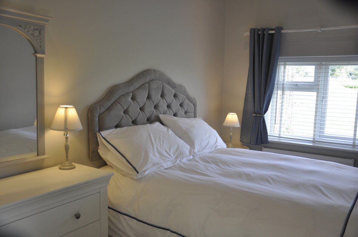 ห้องนอนคู่พร้อมเตียงคิงไซส์