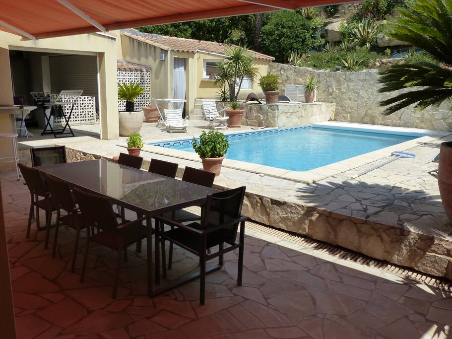 piscine, local de douche, terrasse, cuisine d'été avec barbecue