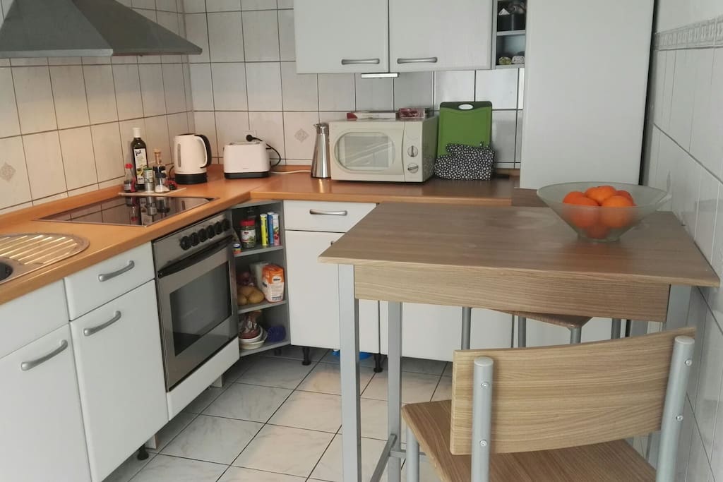 Küche mit guter Ausstattung und zwei Sitzplätzen