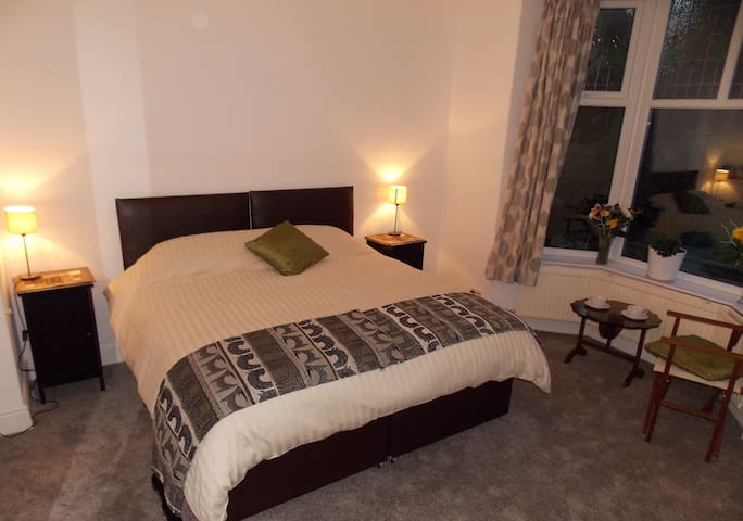 Kingsize, ensuite room nr Glossop