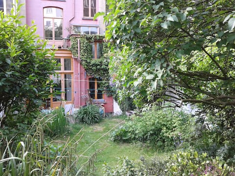 Une chambre, une douche, deux chats.