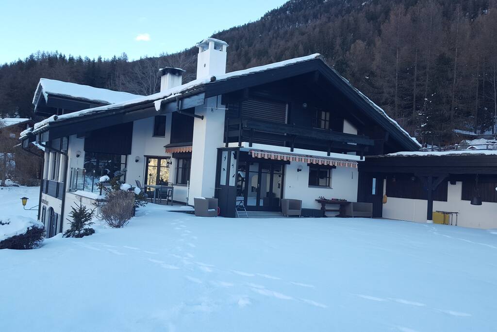 Haus Aussensicht Winter / Front view in the winter