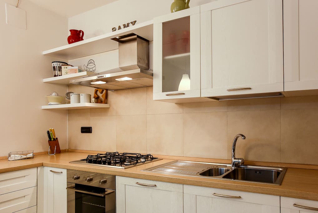 Cucina con isola per consumare pasti fugaci o per cene più elaborate. Lavastoviglie e utensili per mangiare cucinare disponibili.