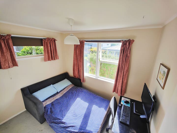 Krevet u sobi 2 poseban je krevet na razvlačenje s nadstrešnicom od memorijske pjene i bračnim krevetom (nije poput starinskog sklopa)
Radni stol ima dok s tipkovnicom, Mišom i monitorom od 21".