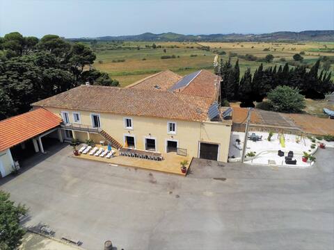 Large 22-person house with pool