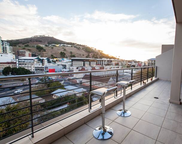 Central Stylish Apartment, Great Views gallery image 2