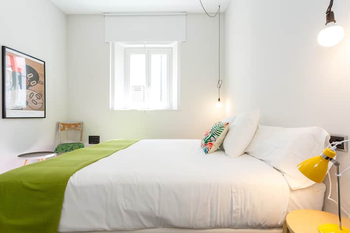 Krevati ynë është veçanërisht i mirë 180 x 200 cm. Dyshek shumë i lartë Pikolín Quebec, 29 cm i lartë, për të marrë një nivel më të lartë rehatie në pushim. Nëse dëshiron, mund të pajisemi me 2 krevate prej 90 x 200 cm.