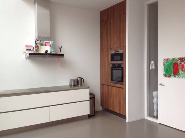 Beautiful spacey house at the Amstel near station gallery image 2