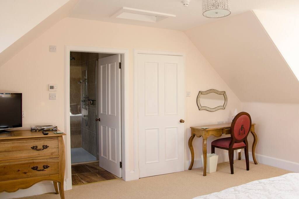 Marr Room TV and Dressing Table