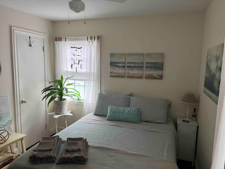 Arriba: dormitorio 2 con cama tamaño queen