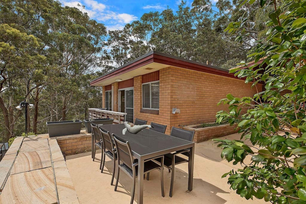 Jarrah House, petite deck and outdoor dining setting for all your alfresco meals.