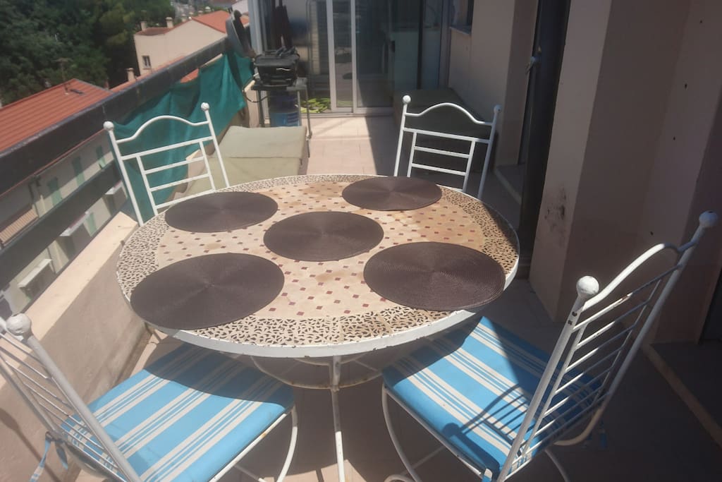 La terrasse: table mosaique artisanale+ 4 chaises en fer forgé