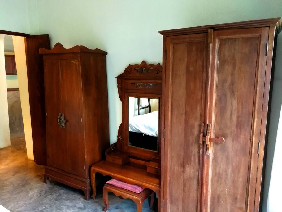 Wardrobe & amenities