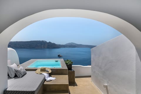 3 Caves suite with Hot-Tub and Caldera View in Oia