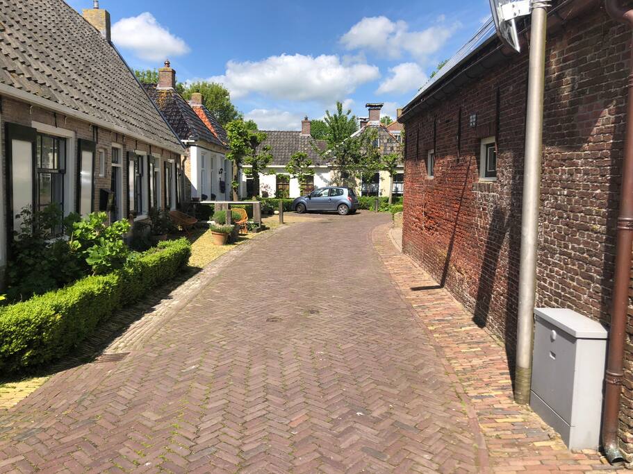 Dorpsgezicht met huisje op achtergrond