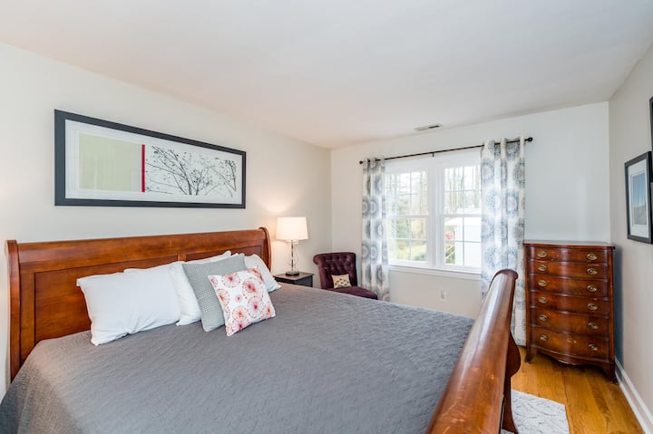 宽敞的主卧室，配有加州加大双人床和独立套房浴室，提供极致的舒适度和隐私。