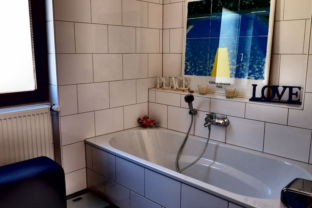 Bad mit Dusche und Wanne
