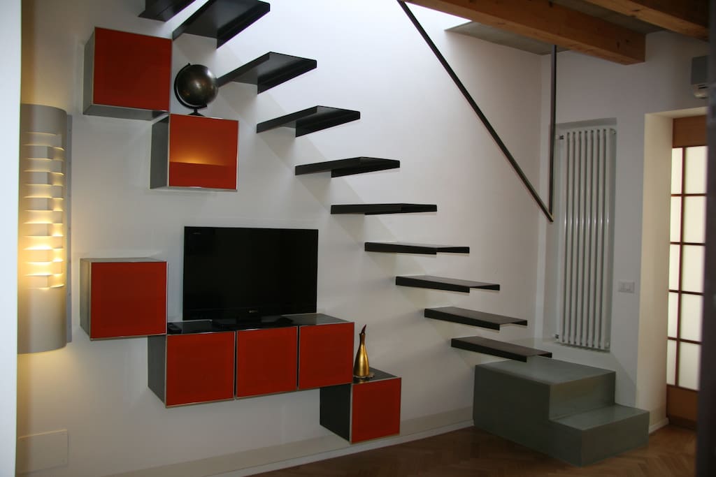 la libreria, pavimento in legno, la scala sospesa, la cura dei dettagli....