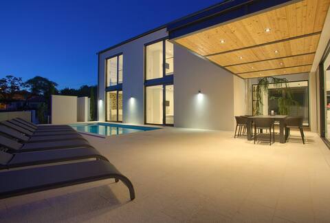 CASA BELA By The Sea With Heated Pool