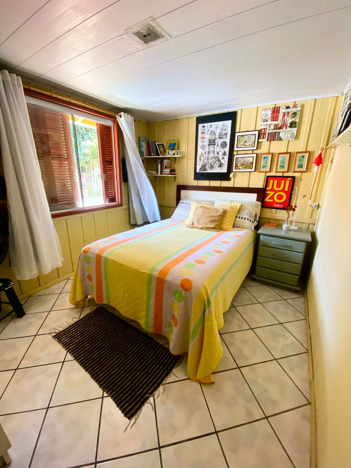 Dormitorio 2, delantero