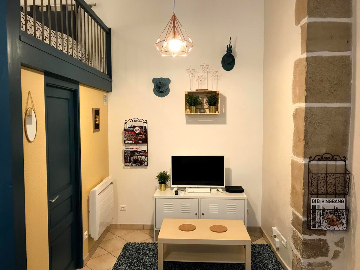 Annonce Airbnb populaire: Saint-Michel District Studio à Centre Ville