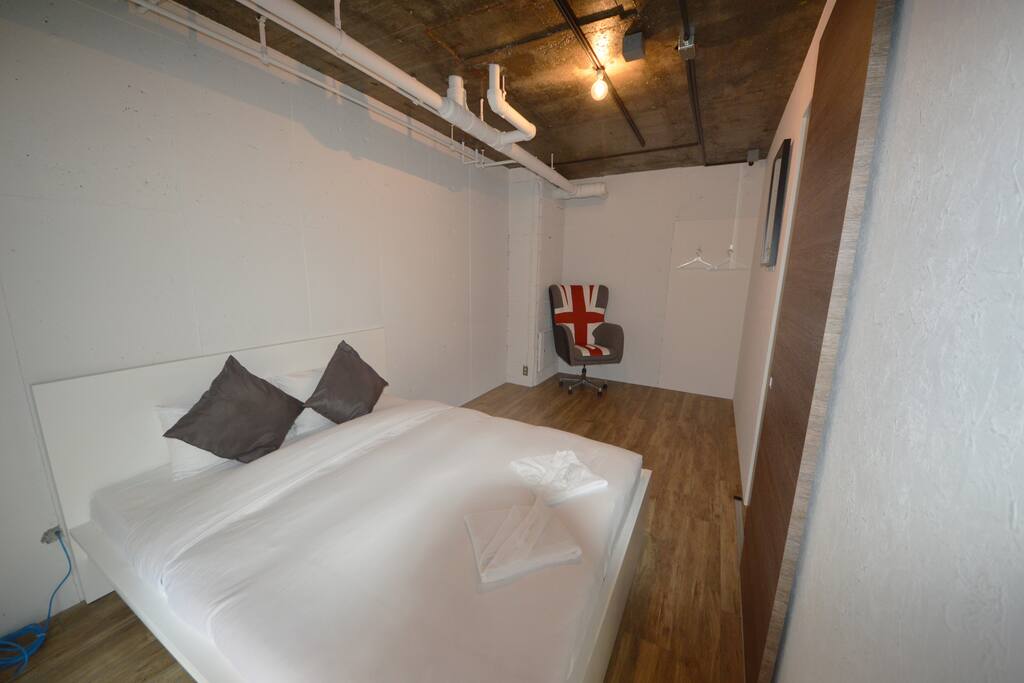 Master bedrooms with queen