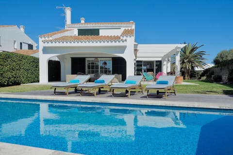 Villa with sea view, private pool & beach close by