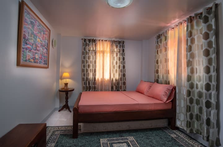 Dormitorio 1 (dormitorio principal): cama tamaño queen + colchón en el suelo, con aire acondicionado.