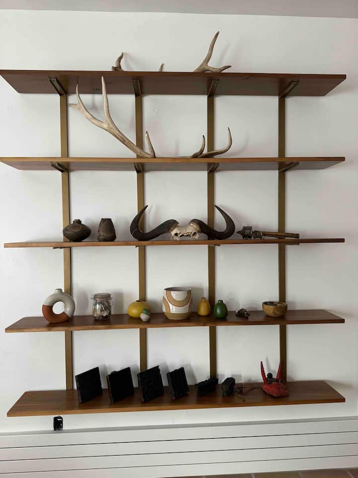 主卧有手工制作的核桃架。 